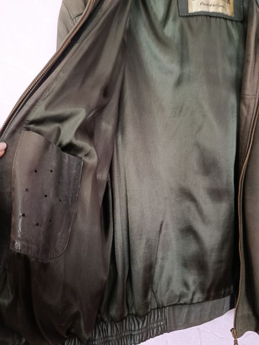 Шкіряна чоловіча куртка.