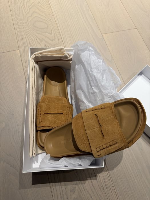 Нові карамельні шкіряні шльопанці Jacquemus — zdjęcie 3