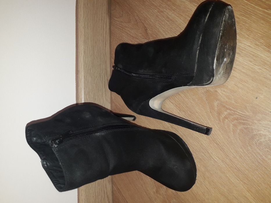 Botins/ botas pretas carmuça