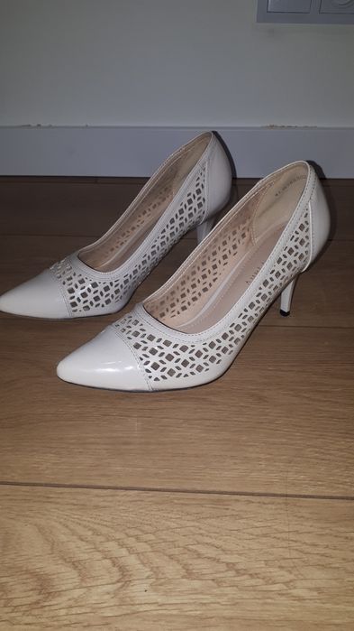 Beżowe szpilki z czubkiem w szpic