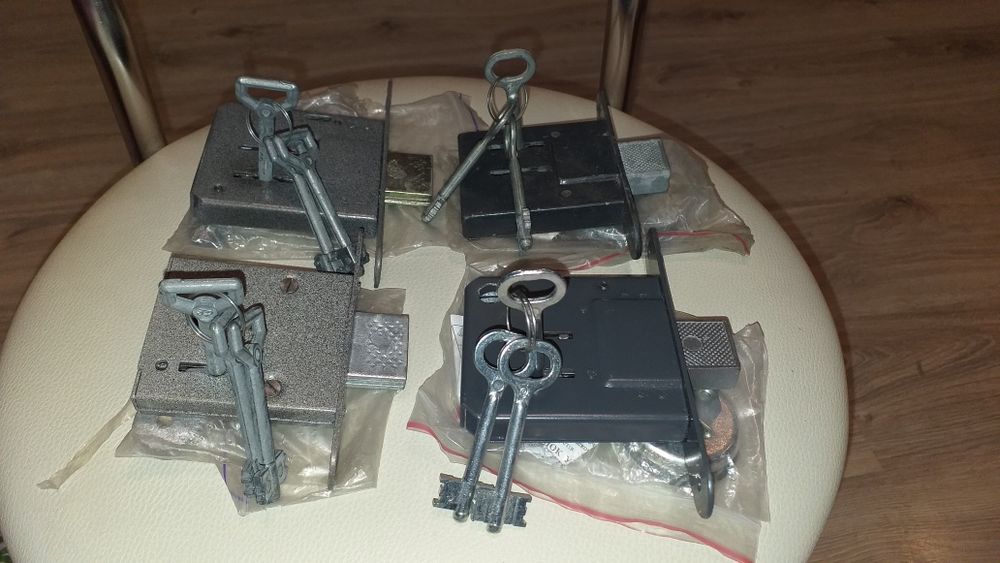 Продам врезные замки с длинным ключом.