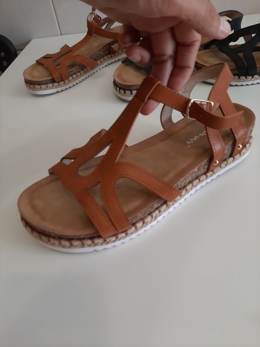 2 pares de sandálias