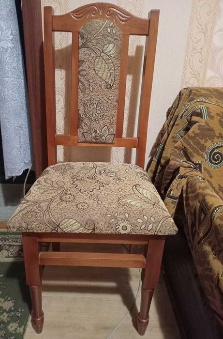 Стул деревянный, красивая оббивка