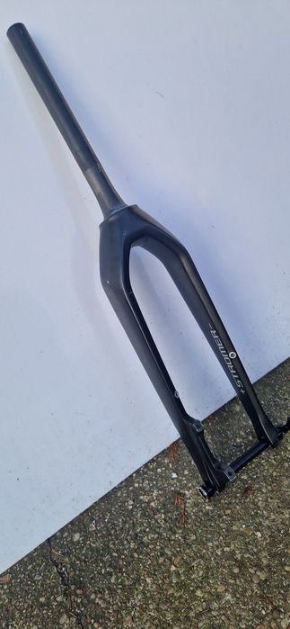 Widelec karbon tapered z osią sztywną