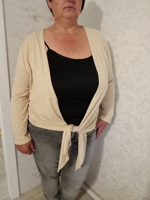 Кофта на завязках,размер 56.Бежевого цвета.