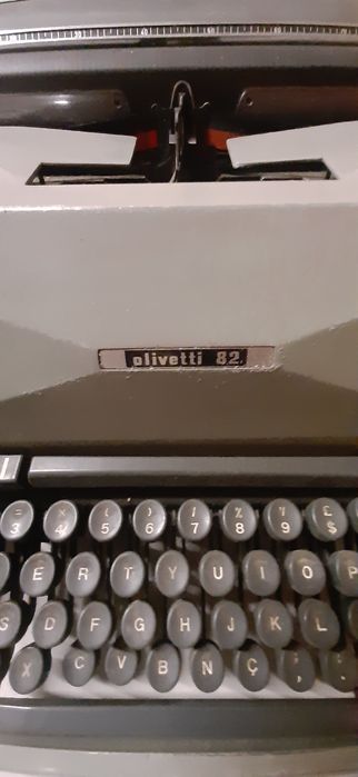Máquina de escrever vintage Olivetti 82