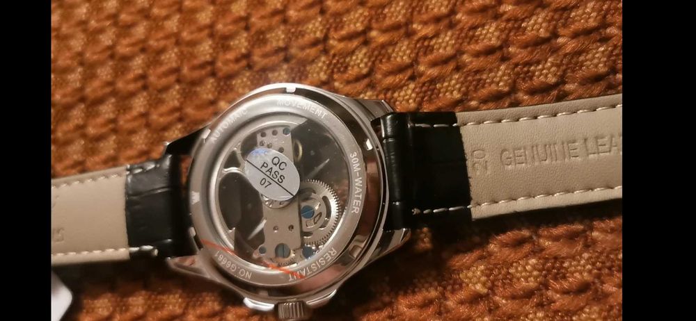 Zegarek automatycznie nakręcany z przezroczystą kopertą
