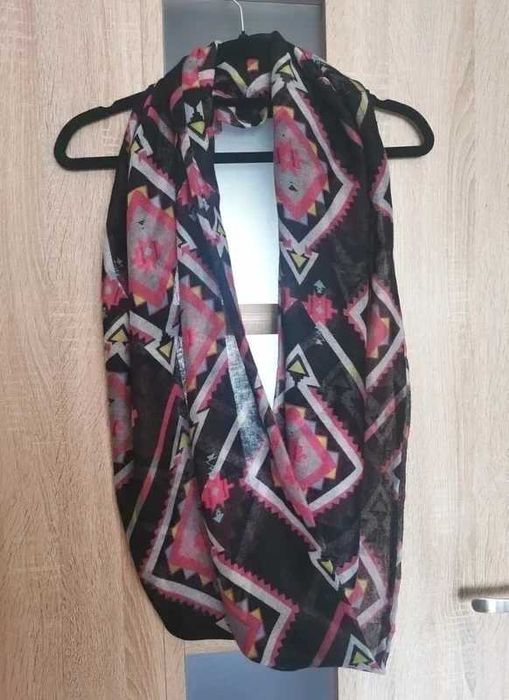 Zwiewna apaszka chusta komin czarno różowa