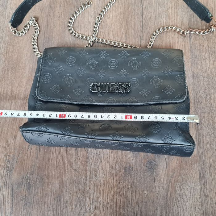 Guess torebka na ramię można regulować czarna logo zniszczona