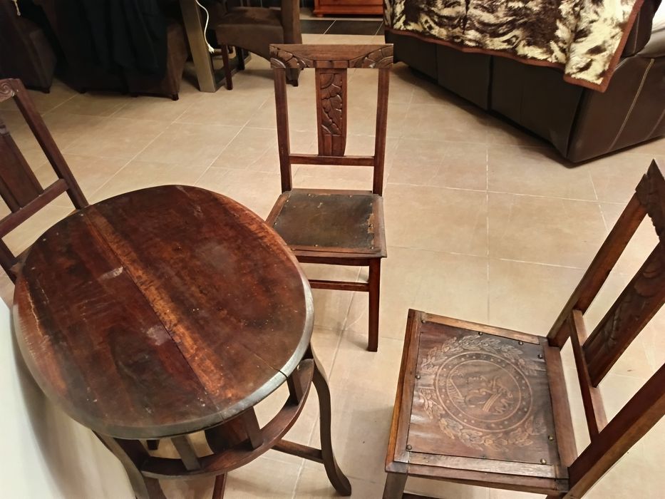 Mesas e cadeira de sala