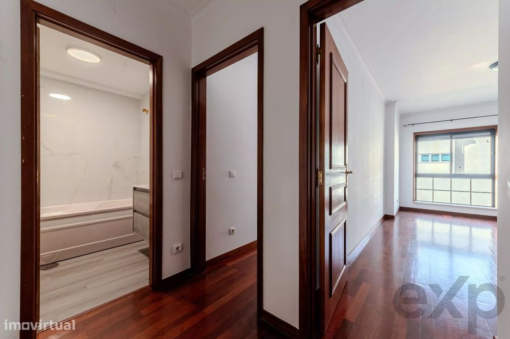 Apartamento T2  remodelado, varandas com vista desafogada, arqueamento
