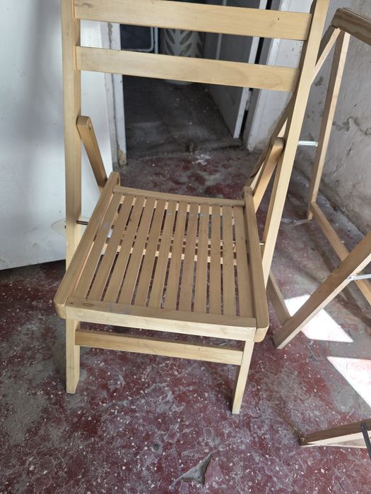 Dois cavaletes e uma cadeira