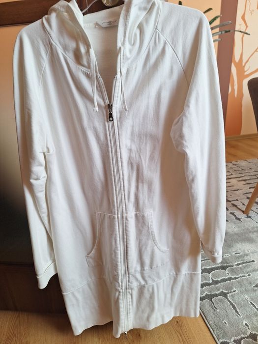 długa biała bluza z zamkiem