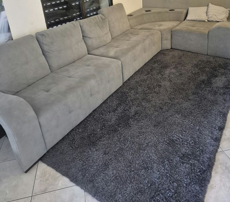 Vende-se sofá de canto espaçoso e confortável