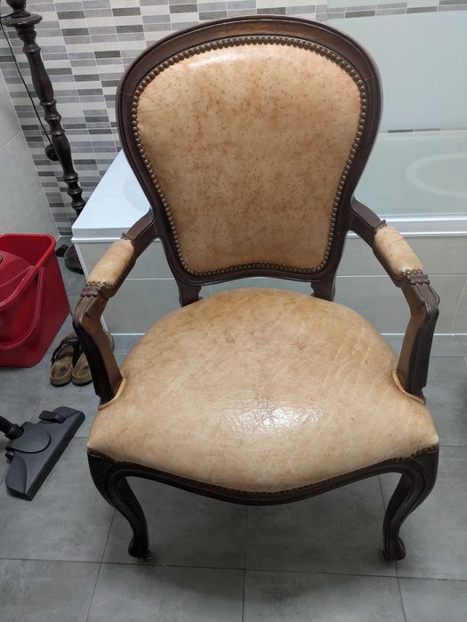 Cadeirão de Braços estofado pele