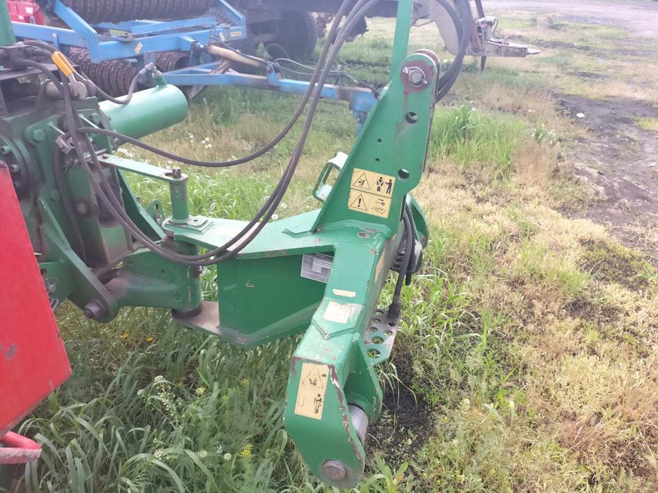 Продам плуг John Deere 3810