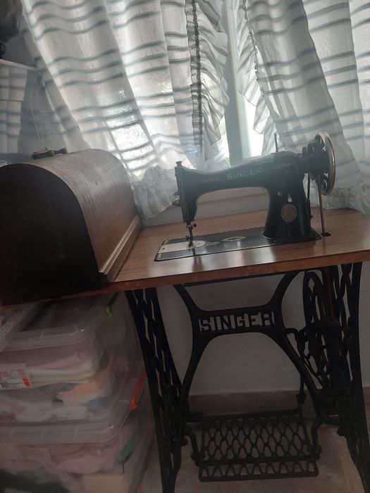 Máquina costura Singer com mesa
