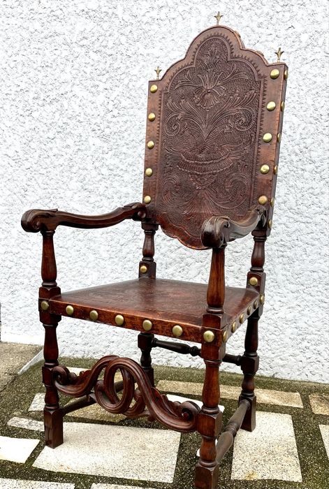 Cadeirões antigos de couro lavrado