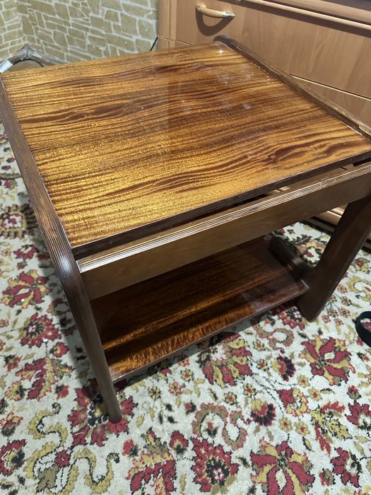 Старовинний журнальний стіл