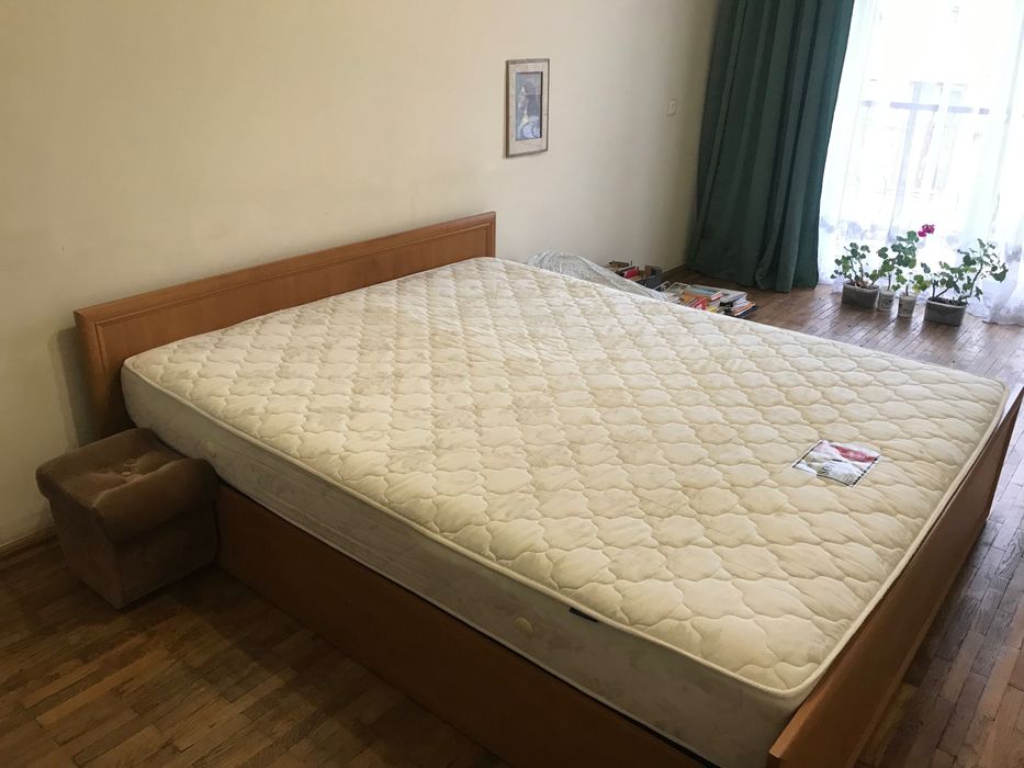 Продається двоспальне ліжко в хорошому стані