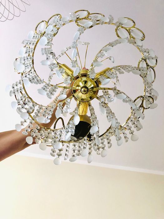 Żyrandol w luksusowym stylu z kryształami