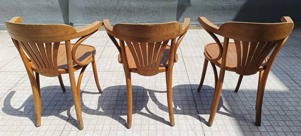 3 cadeiras em madeira