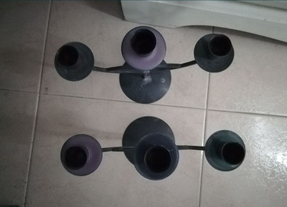 Candelabros em metal