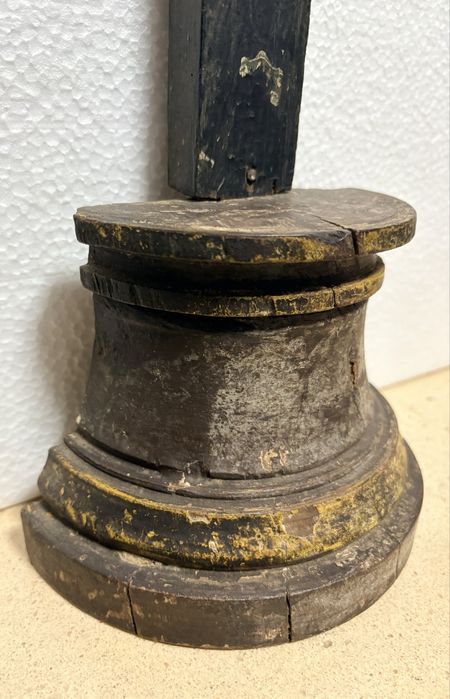 Antigo crucifixo de arte popular brasileira em madeira esculpida