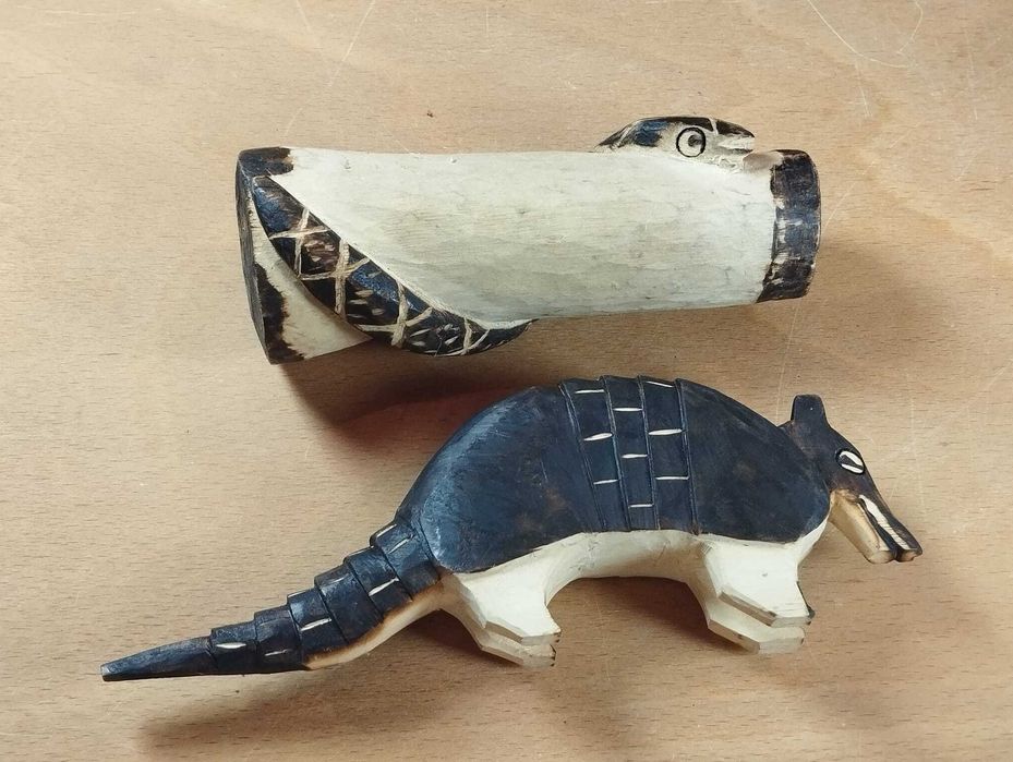 Esculturas Cobra e Tatu em Madeira