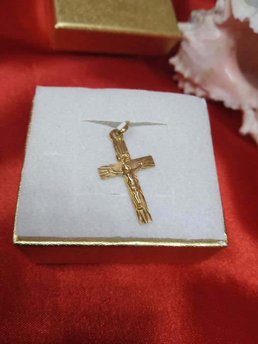 Piękny złoty wisiorek krzyżyk z Jezusem, złoto 333