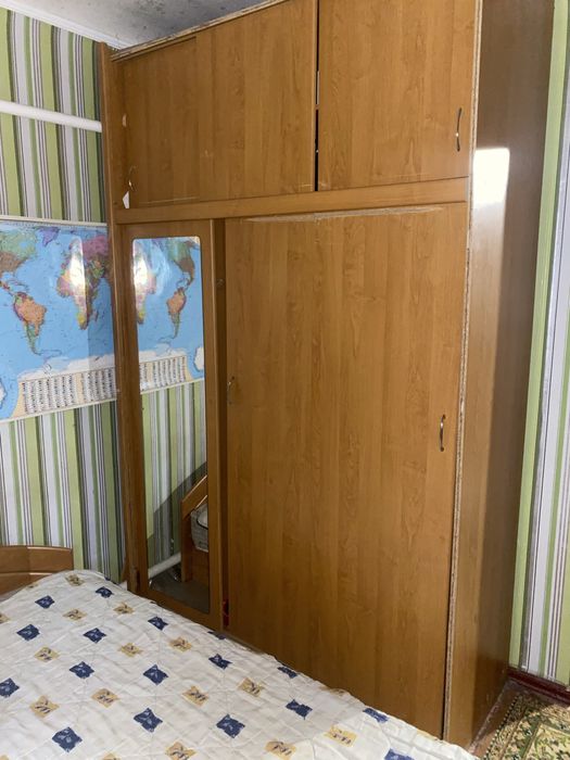 Продам мебель : стол кухонный , духовой шкаф