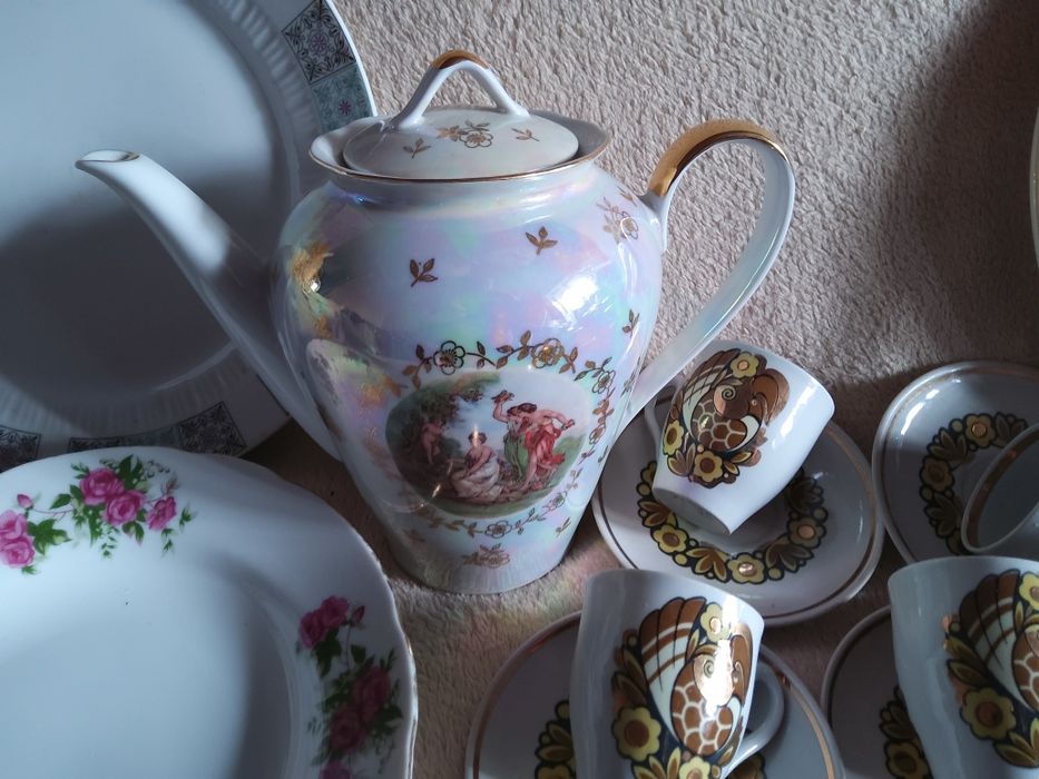 Посуда  тарелки ,чашки,молочники