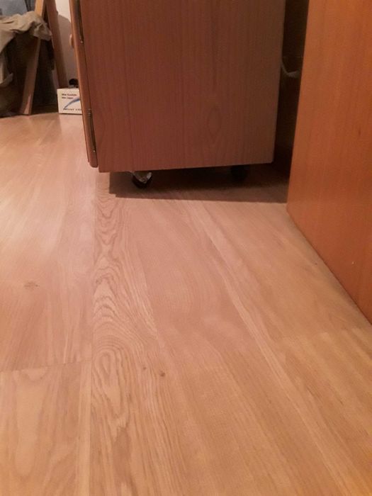 Comoda em pinho maciço com rodas