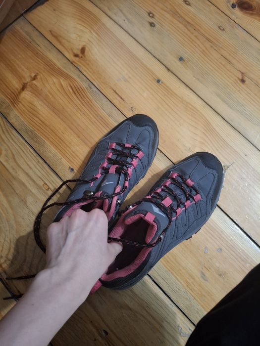 Жіночі трекінгові кросівки Montagne