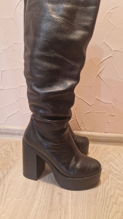 Чорні чоботи на високій підошві та підборах, розмір 38