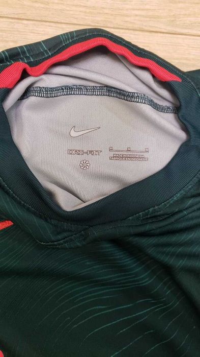 Футбольна форма Liverpool 2021/22