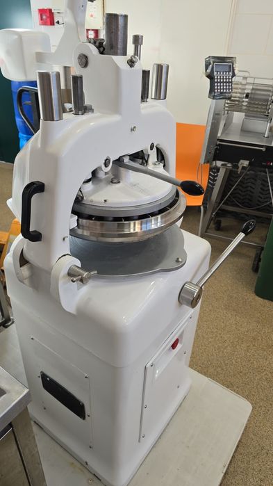 Devisora semi automática de massas
