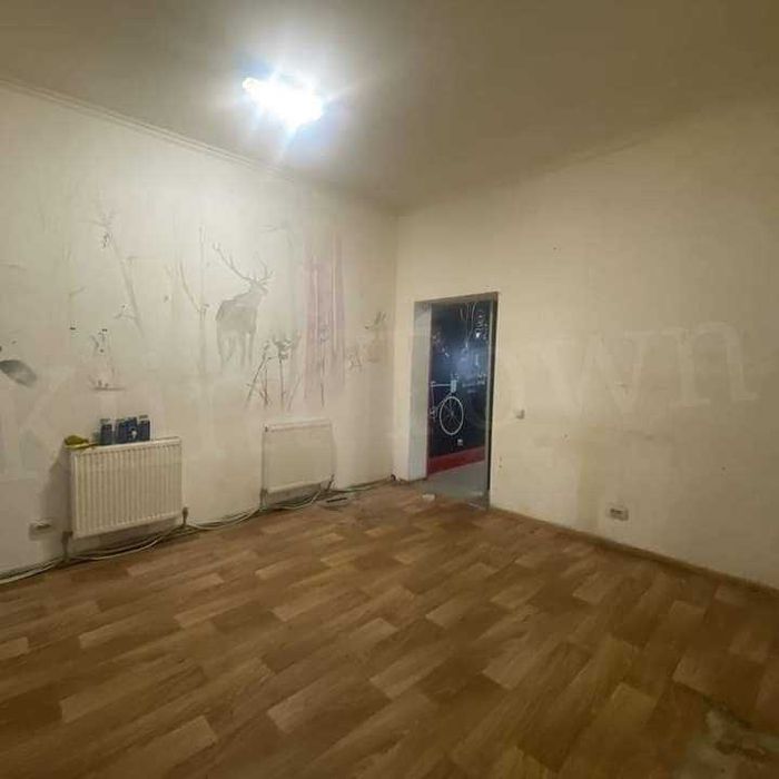 Продається фасадне приміщення в р-ні податкової