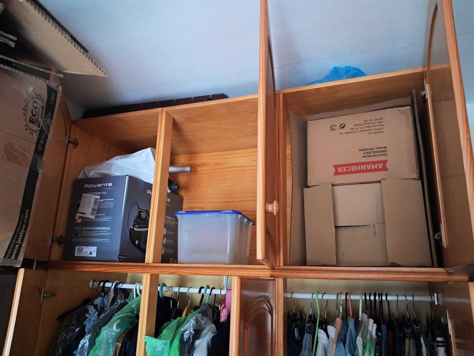 Roupeiro com 3 portas, em madeira maciça.