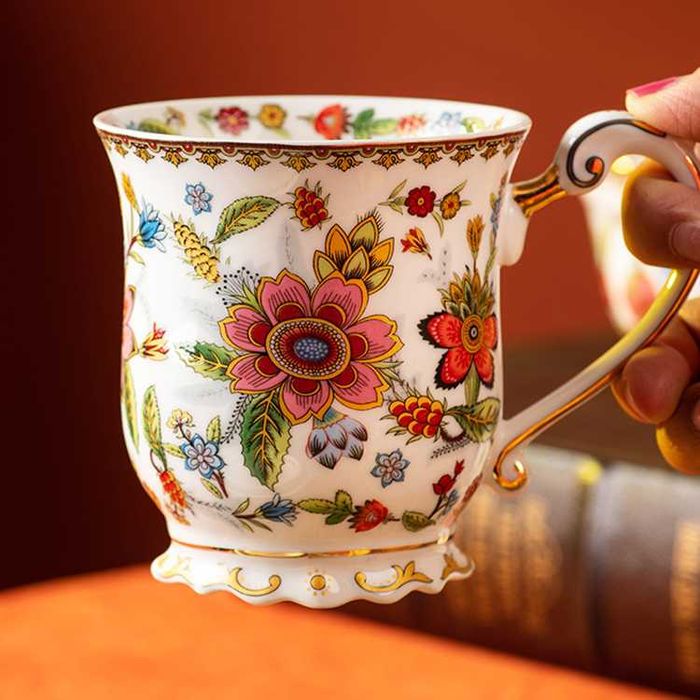 Elegancki porcelanowy kubek ze złotym wykończeniem