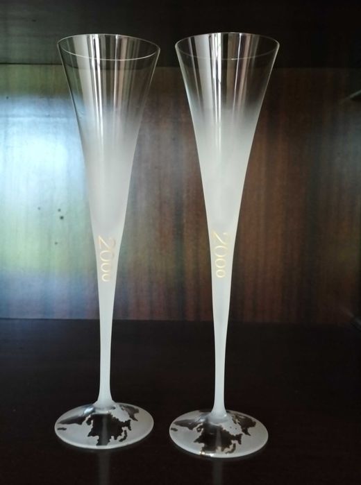 2 copos de champanhe. Flutes comemorativas 2000.