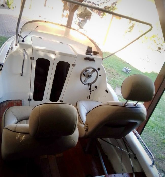 Łódź motorowa kabinowa