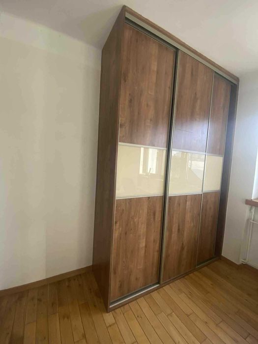 szafa (zabudowana) trzydrzwiowa