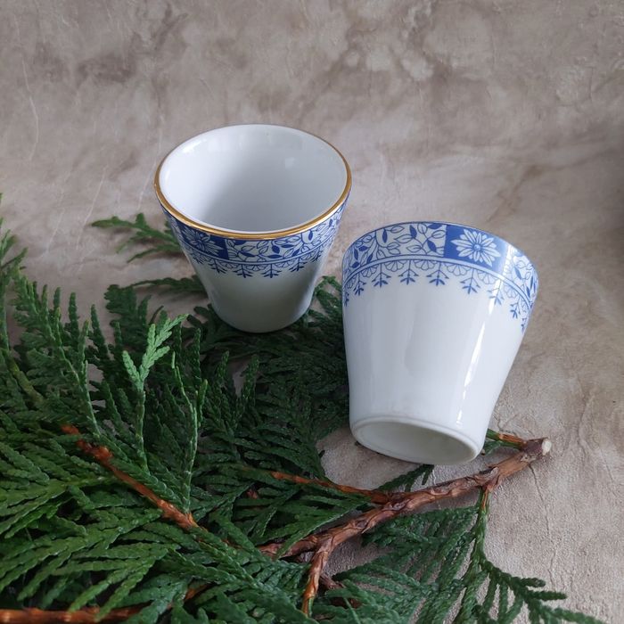 China blau dwa kieliszki do jajek, biała wysokiej jakości porcelana.