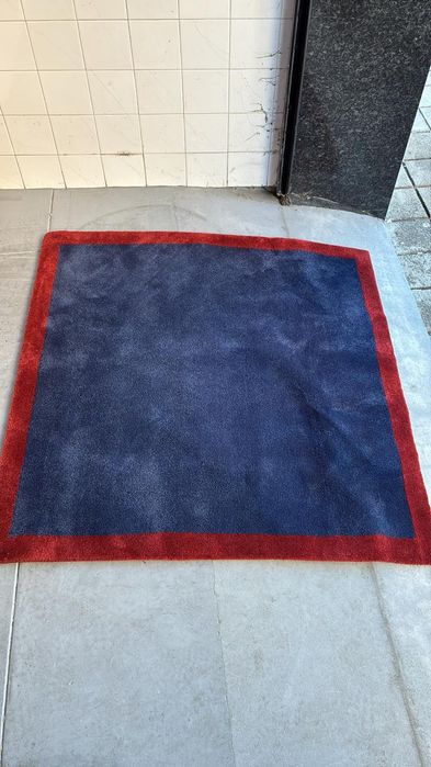 Tapete Azul Navy 104×104 cm — Bordadura Vermelha