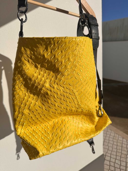 Mala Desigual amarela com dois tipos de alças