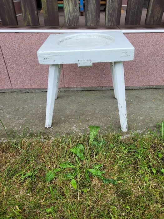 Stary ciosany stołek retro z grubym blatem- rękodzieło, antyk