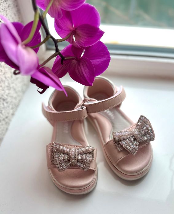 Продам босоніжки на дівчинку