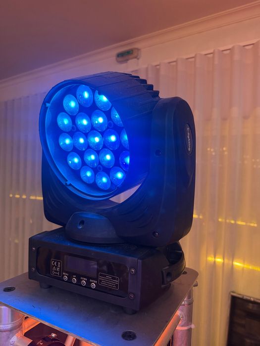 2 Moving Head - Wash Zoom 19x15W + Case de transporte