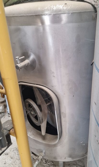 Cuba em inox com capacidade para 300 L